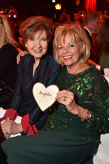 Carolin Reiber, Margot Steinberg bei der Benefiz Gala zugunsten der Stiftung „S´Münchner Herz“ im Filmcasino in München am 29.10.2025  (©Foto: BrauerPhotos / Goran Nitschke) 